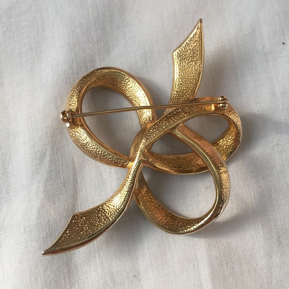 Vintage Gold Tone Filigree Brooch: Faux Turquoise, Enamel  Beautiful turquoise, green & gold tone brooch pin!